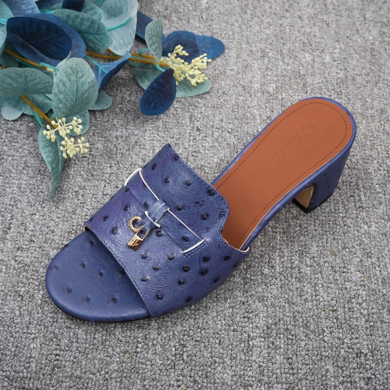 👟👟Ex-factory price 440👟👟 Genuine leather sole +30 suede sheepskin slippers with a strap decorated with Loro Piana My Charms charms and decorated with tone-on-tone stitching. Sophisticated and feminine, it pairs well with both city and resort looks. For those looking for an elegant upgrade, the summer glamor slipper is known for its slim open-back silhouette. size: 35-44 (custom-made sizes 43 and 44 are non-returnable) Upper: imported suede sheep leather (sheep), cowhide ostrich pattern, cowhide snake pattern Lining: imported high-grade mixed sheep silk Heel height: 5.5CM